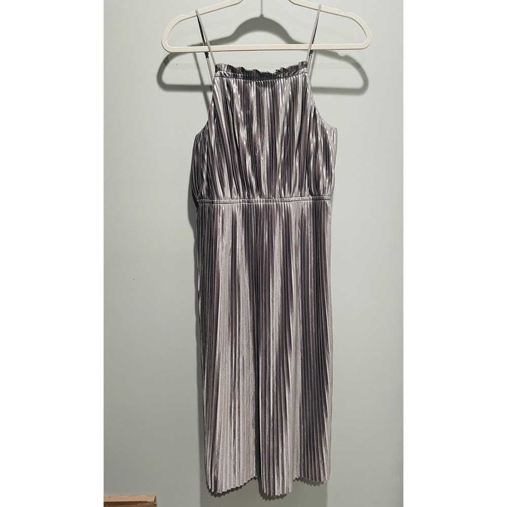 Banana Republic. 6 Petite. Silver pleated midi dress